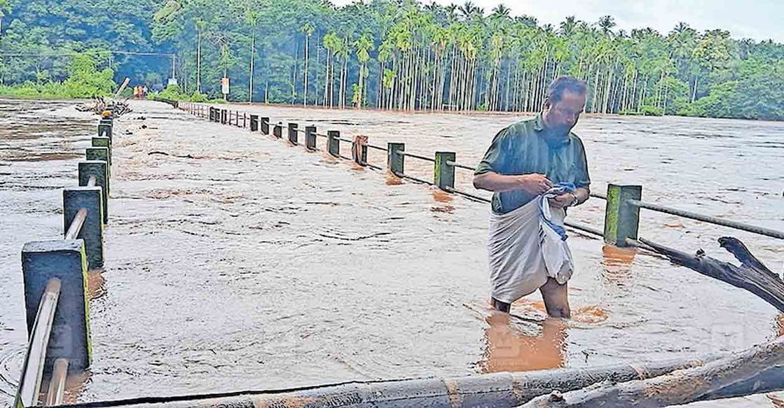 പുന്നപ്പുഴയിലെ എടക്കര മുപ്പിനിപ്പാലം വെള്ളം മൂടിയപ്പോൾ. 