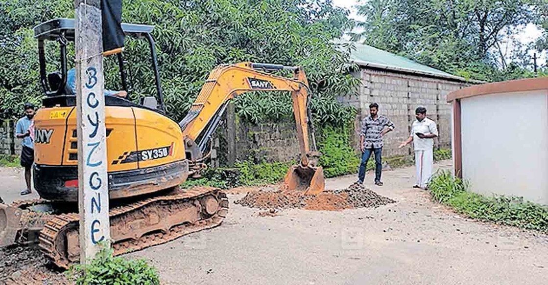 പാലപ്പെട്ടി പുതിയിരുത്തിയിലെ വെള്ളക്കെട്ട് ഒഴിവാക്കുന്നതിനു മണ്ണുമാന്തി ഉപയോഗിച്ച് റോഡ് പൊളിക്കുന്നു.  
