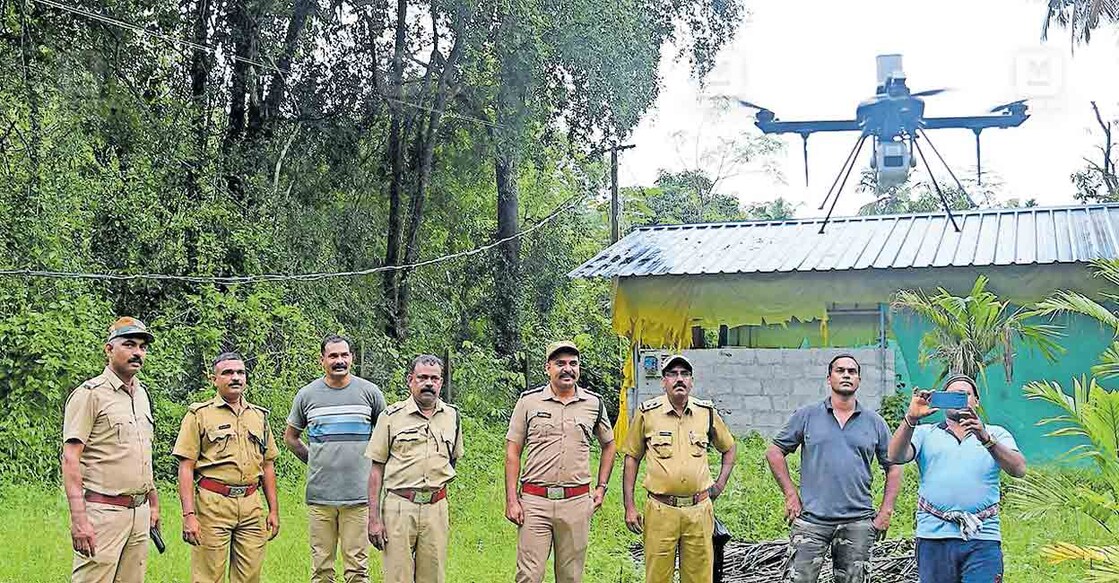 ചുങ്കത്തറ കുറുമ്പലങ്ങോട്ട് ഭീതി പരത്തുന്ന കാട്ടുകൊമ്പനെ കണ്ടെത്താനായി വനം വകുപ്പ് ഡ്രോൺ പറത്തി പരിശോധന നടത്തുന്നു. ചിത്രം: മനോരമ