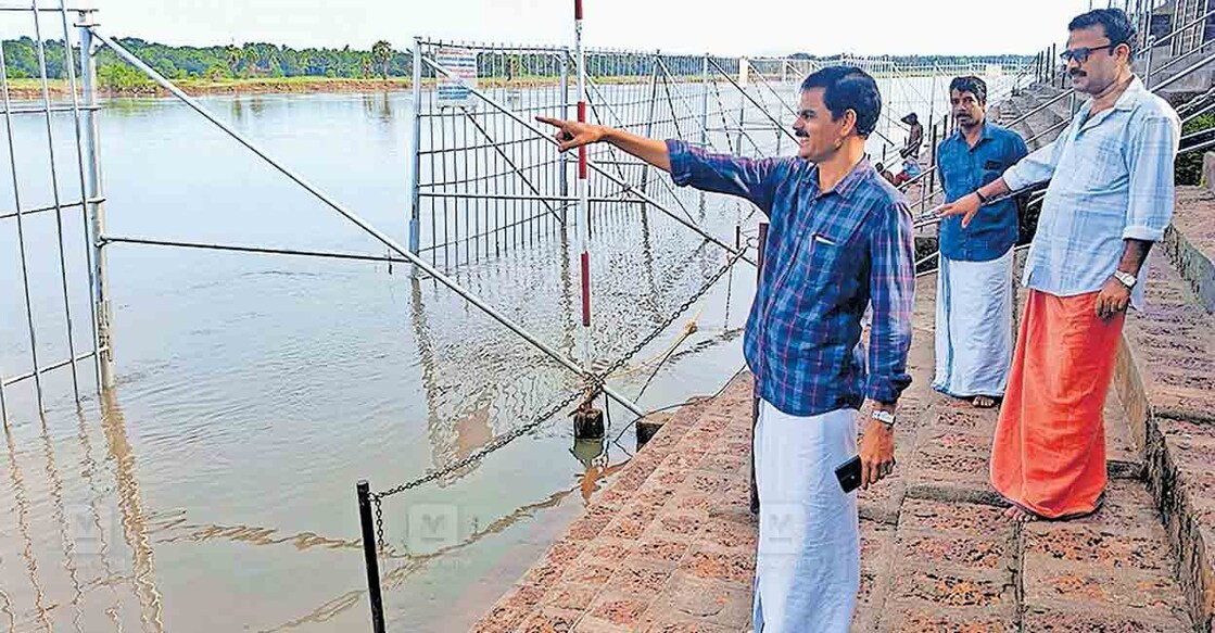 കർക്കടകവാവിന്റെ ഒരുക്കങ്ങൾ തിരുനാവായ നവാമുകുന്ദ ക്ഷേത്രക്കടവിൽ എക്സിക്യൂട്ടീവ് ഓഫിസർ കെ.പരമേശ്വരന്റെ നേതൃത്വത്തിൽ പരിശോധിക്കുന്നു.