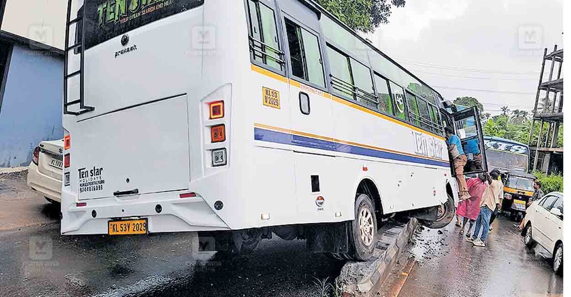 മഞ്ചേരി വയപ്പാറപ്പടിയിൽ ടൂറിസ്റ്റ് ബസ് ഡിവൈഡറിൽ കയറിയുണ്ടായ അപകടം.അര മണിക്കൂർ ഗതാഗതം തടസ്സപ്പെട്ടു.  
