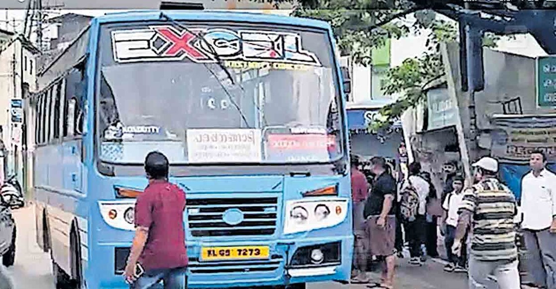 തിരൂരങ്ങാടിയിൽ വിദ്യാർഥികളെ കയറ്റാത്ത ബസ് നാട്ടുകാർ തടയുന്നു.  