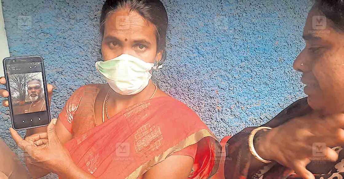 നിലമ്പൂർ ജില്ലാ ആശുപത്രിയിൽ ചൂരൽമല ശിവക്ഷേത്രം പൂജാരി കല്യാണകുമാറിന്റെ ഫോട്ടോ കാണിച്ച് വിവരം അന്വേഷിക്കുന്ന ഭാരതിയും മഞ്ജുളയും.  