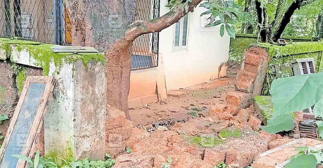  അത്താണിക്കൽ കുയ്യംപൊയിൽ ആരോഗ്യ ഉപകേന്ദ്രത്തിന്റെ ചുറ്റുമതിൽ മഴയിൽ തകർന്നുവീണപ്പോൾ. 
