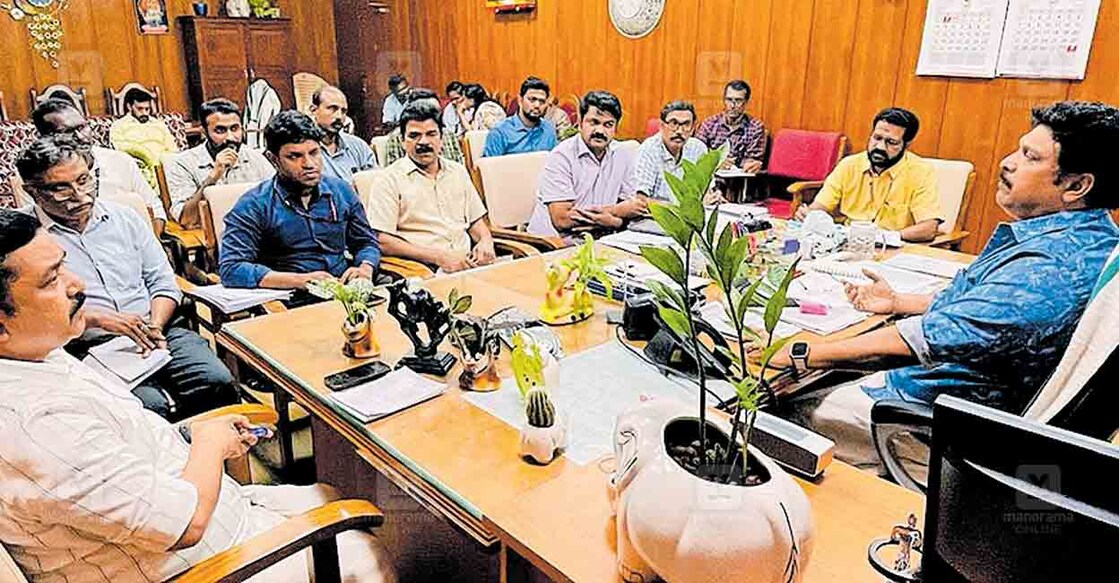 

പെരിന്തൽമണ്ണ കെഎസ്ആർടിസി ഡിപ്പോ നവീകരണവുമായി ബന്ധപ്പെട്ട് തിരുവനന്തപുരത്ത് വിളിച്ചു ചേർത്ത യോഗത്തിൽ മന്ത്രി കെ.ബി.ഗണേഷ് കുമാർ വിഷയം ചർച്ച ചെയ്യുന്നു.