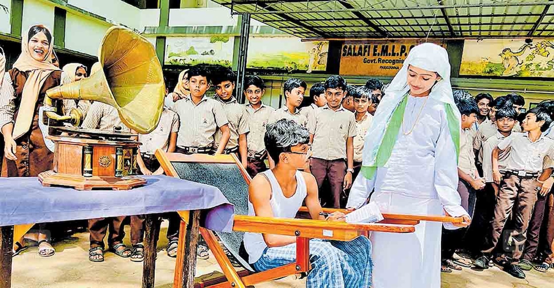 വൈക്കം മുഹമ്മദ് ബഷീറിന്റെ ഓർമ പുതുക്കുന്നതിന്റെ ഭാഗമായി പറവണ്ണ സലഫി ഇംഗ്ലിഷ് സ്കൂളിൽ വിദ്യാർഥികൾ നടത്തിയ ദൃശ്യാവിഷ്കാരം.  

