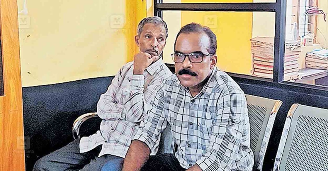 വിജിലൻസ് അറസ്റ്റ് ചെയ്ത കൊണ്ടോട്ടി സബ് റജിസ്ട്രാർ എസ്.സനിൽ ജോസ് (വലത്ത്), 
ടി.ബഷീർ എന്നിവർ.  
