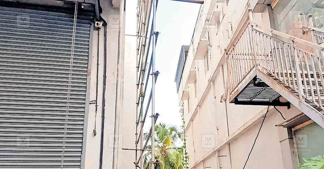 malappuram-edapal-building എടപ്പാൾ പട്ടാമ്പി റോഡിൽ സിഐടിയു പ്രവർത്തകരുടെ ആക്രമണത്തിൽനിന്നു രക്ഷപ്പെടാൻ ഫയാസ് ചാടിയ സ്ഥലം. ഇടതുവശത്തെ കെട്ടിടത്തോടു ചേർന്നുള്ള കമ്പിയിലൂടെ പിടിച്ചിറങ്ങിയ ഫയാസ്, വലതുവശത്തു കാണുന്ന ഇരുമ്പു ഗോവണിയിലേക്കു ചാടുകയായിരുന്നു. ഈ വീഴ്ചയിലാണു കാലുകൾ ഒടിഞ്ഞത്.