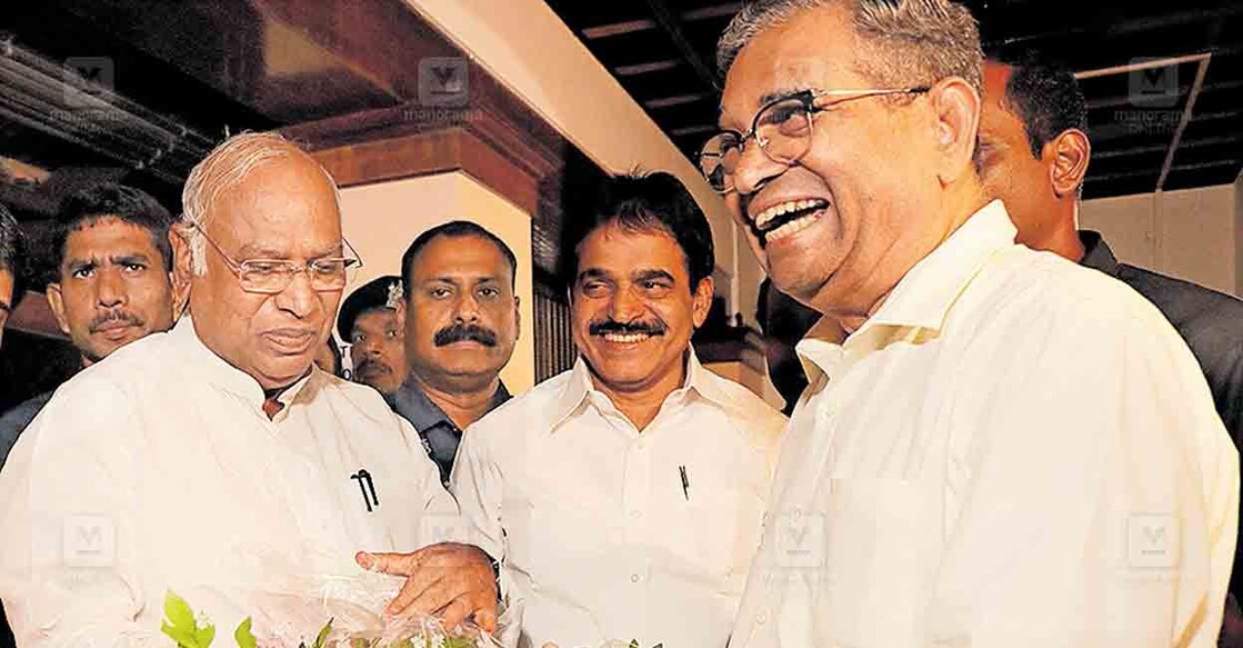 കോട്ടയ്ക്കൽ ആര്യവൈദ്യശാലയിലെത്തിയ കോൺഗ്രസ് അധ്യക്ഷൻ മല്ലികാർജുൻ ഖർഗെയെ മാനേജിങ് ട്രസ്റ്റി ഡോ.പി.എം.വാരിയർ സ്വീകരിക്കുന്നു. കെ.സി.വേണുഗോപാൽ എംപി സമീപം.  