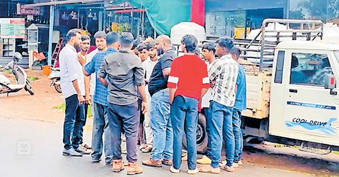 പെരിന്തൽമണ്ണ–പട്ടാമ്പി റോഡിൽ വളയംമൂച്ചിയിൽ കുഴിയടയ്‌ക്കാനെത്തിയവരെ നാട്ടുകാർ തടയുന്നു.  