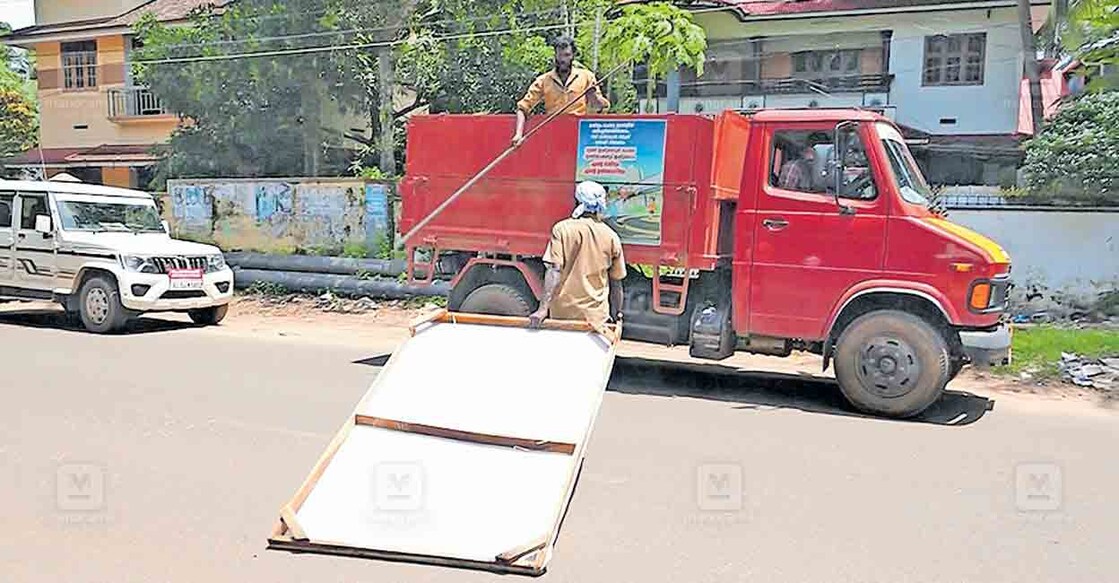 പൊന്നാനിയിലെ റോഡിൽനിന്നു പരസ്യ ബോർഡുകൾ നീക്കം ചെയ്യാൻ തുടങ്ങിയപ്പോൾ.  
