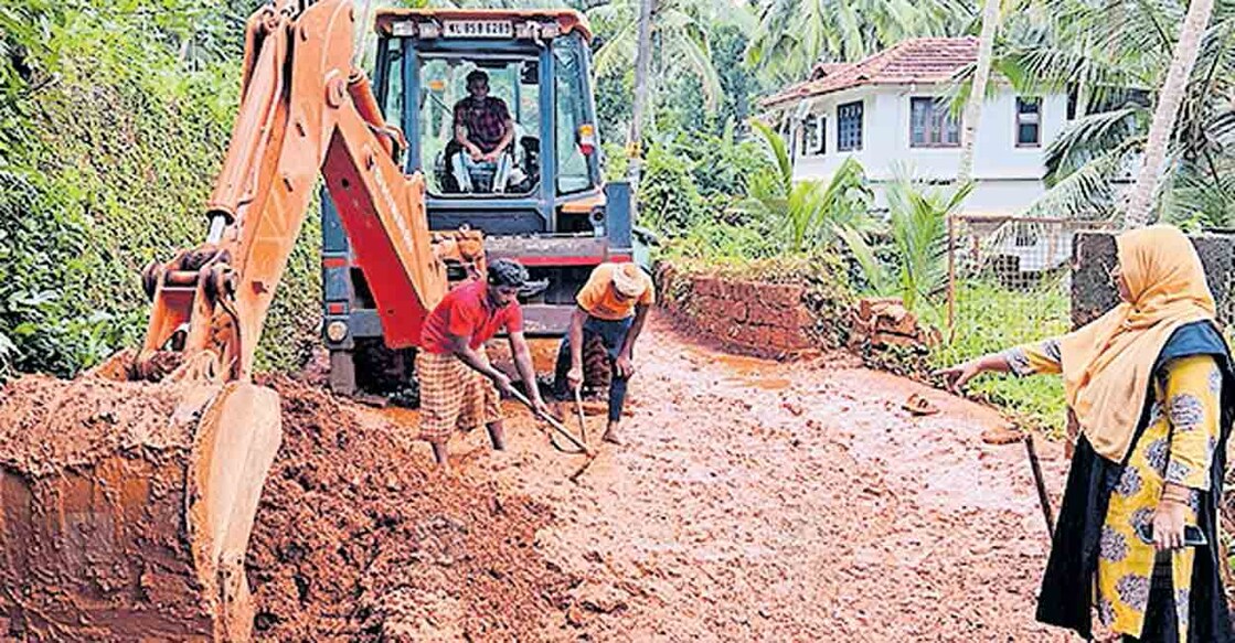 നീരോൽപാലം കരുവണ്ടി റോഡിലെ ചെളി നീക്കുന്നു.  
