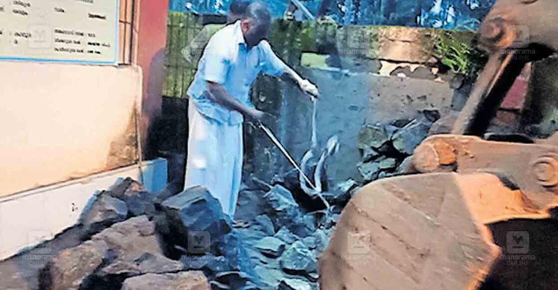 nursary-school വെട്ടം ഇല്ലത്തപ്പടിയിലെ അങ്കണവാടി മുറ്റത്തെത്തിയ പാമ്പിനെ കോൺക്രീറ്റ് തൂൺ പൊളിച്ച് പിടികൂടുന്നു.