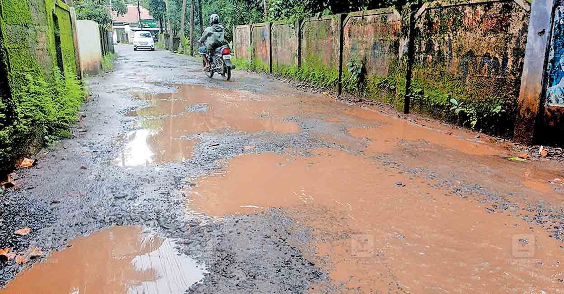 തകർന്നുകിടക്കുന്ന വെളിയങ്കോട് ഗ്രാമം–അയ്യോട്ടിച്ചിറ റോഡിലെ കുഴികളിൽ വെള്ളം നിറഞ്ഞപ്പോൾ.  
