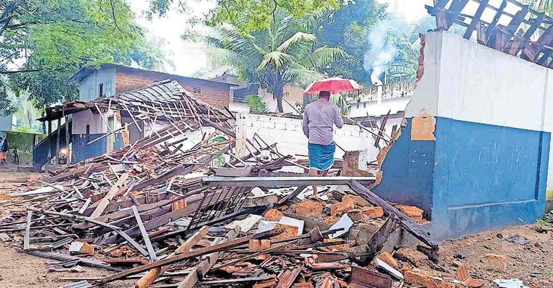 malappuram-koottayi-vadikkal-lp-schoool
മഴയിൽ തകർന്നു വീണ കൂട്ടായി വാടിക്കൽ പികെടിബിഎംയുപി സ്കൂൾ കെട്ടിടം.