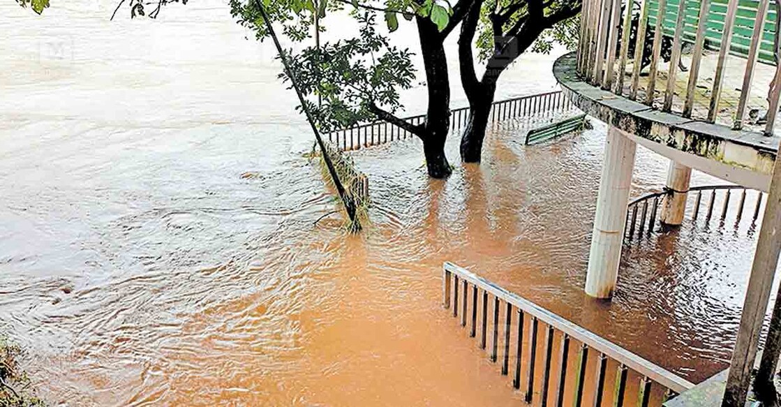 malappuram-minipamba-vie-point-water
ഭാരതപ്പുഴ കരകവിഞ്ഞതിനെത്തുടർന്നു മിനിപമ്പയിലെ വ്യൂപോയിന്റിലേക്കും ഷവർ ബാത്ത് സംവിധാനത്തിലേക്കും വെള്ളം കയറിയപ്പോൾ.