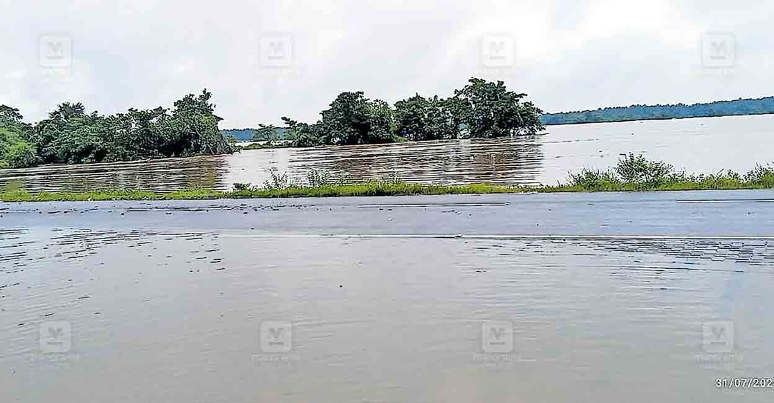 malappuram-ponnani-bharathappuzha
പൊന്നാനി ഭാരതപ്പുഴയിലെ ജലനിരപ്പ് ഇന്നലെ ഉച്ചയോടെ താഴ്ന്നപ്പോൾ.