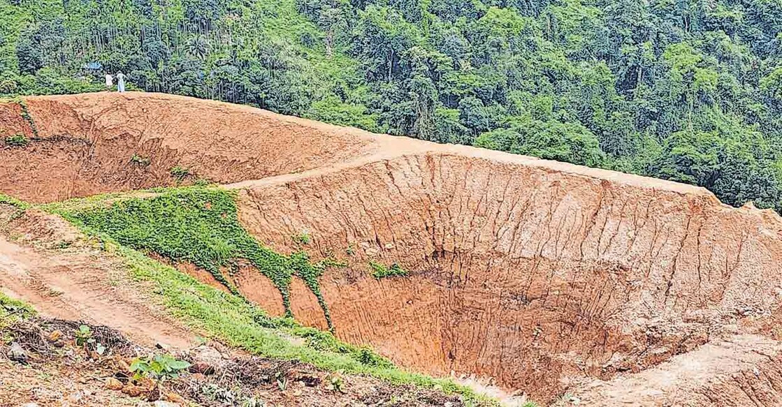 malappuram-rain-pit കൂമ്പൻമലയ്ക്കു സമീപം നിർമിച്ച മഴക്കുഴികൾ.