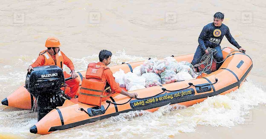 ചാലിയാറിൽ ജലനിരപ്പ് ഉയർന്നതിനെ തുടർന്നു മുണ്ടേരി വനത്തിൽ കുടുങ്ങിയ ആദിവാസികൾക്കു ഭക്ഷണക്കിറ്റുമായി ഡിങ്കി ബോട്ടിൽ പോകുന്ന അഗ്നിരക്ഷാ സേനാംഗങ്ങൾ. 
ചിത്രം: മനോരമ  