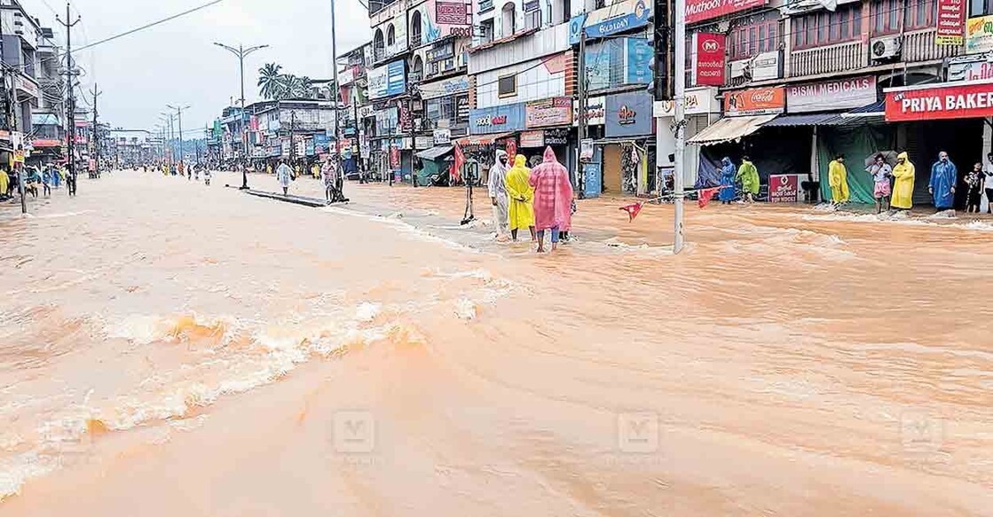 കഴിഞ്ഞ ദിവസം കൊണ്ടോട്ടി നഗരത്തിൽ ബസ് സ്റ്റാൻഡിനു സമീപം ദേശീയപാത വെള്ളത്തിലായപ്പോൾ. റോഡിന്റെ വശങ്ങളിലെ കടകളിലെല്ലാം വെള്ളം കയറി. 
