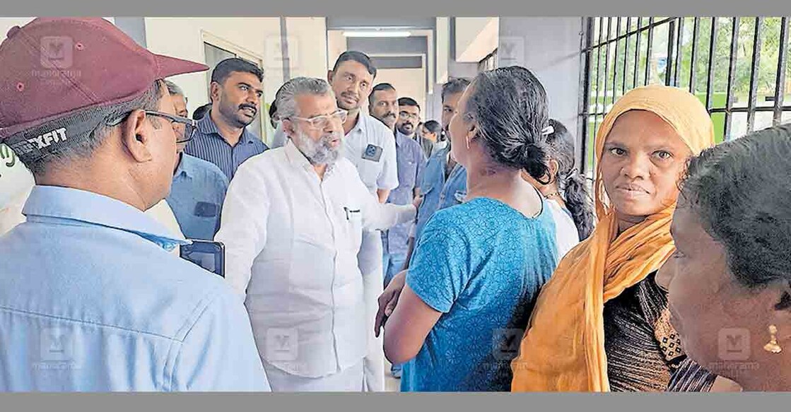 വെട്ടം പറവണ്ണയിൽ പ്രവർത്തിക്കുന്ന ദുരിതാശ്വാസ ക്യാംപിലെത്തിയ കുറുക്കോളി മൊയ്തീൻ എംഎൽഎ വിവരങ്ങൾ തിരക്കുന്നു. 
