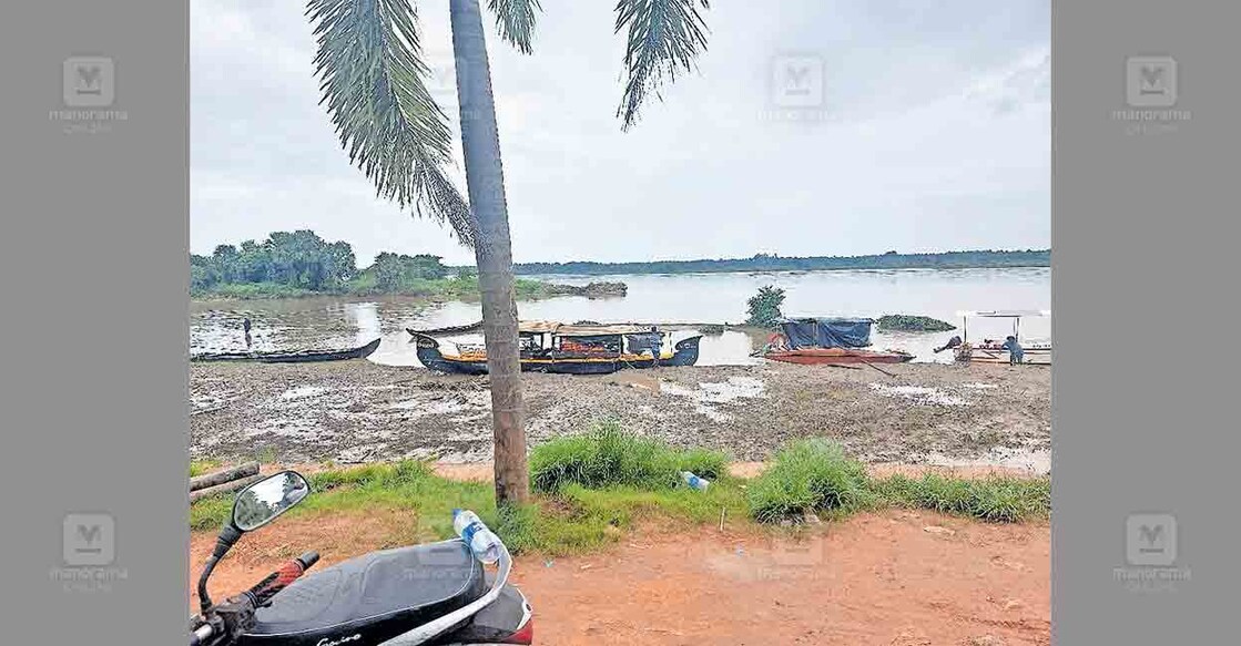 ponnani-kuttikkadu പൊന്നാനി കുറ്റിക്കാട് മേഖലയിൽ ഭാരതപ്പുഴയിൽ ജലനിരപ്പു താഴ്ന്നപ്പോൾ ചെളിയിലായ ഉല്ലാസ നൗകകൾ.