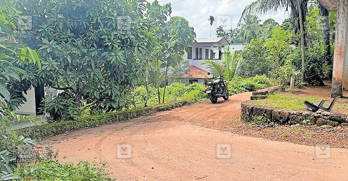 കുത്തനെ ഇറക്കവും വളവുമുള്ള കൊടക്കാട് ആലിൻചുവട് റോഡ്. റോഡിന്റെ ഇടതുവശത്തു കിണറുണ്ട്.  