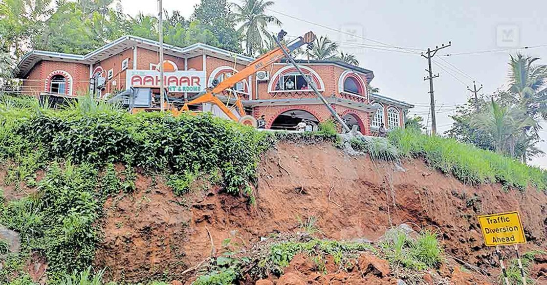 ktdc-hotel-closed-7 മണ്ണിടിച്ചിലിനെ തുടർന്ന് അനിശ്ചിത കാലത്തേക്ക് അടച്ചുപൂട്ടിയ മിനിപമ്പയിലെ കെടിഡിസി ഹോട്ടലിന് മുൻവശത്തെ വൈദ്യുതക്കാലുകൾ മാറ്റുന്നു.