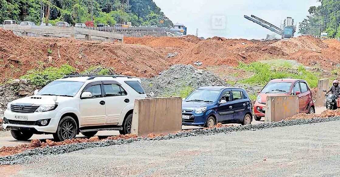 കോഹിനൂർ വളവിലെ പുതിയ സർവീസ് റോഡ്. താൽക്കാലിക സർവീസ് റോഡ് വഴി വാഹനങ്ങൾ പോകുന്നതും കാണാം.  
