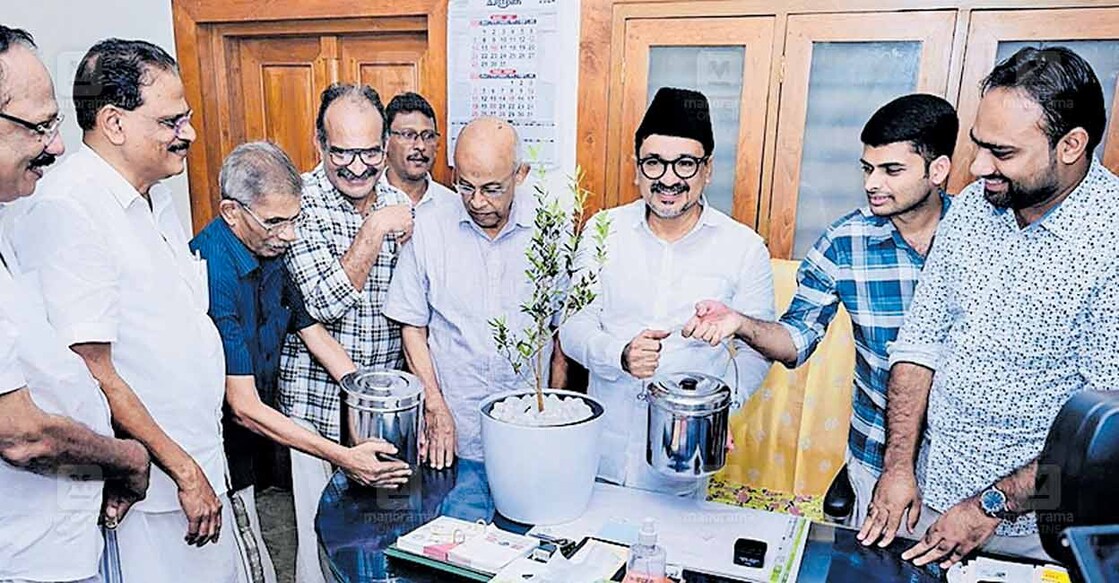 ഓണാഘോഷത്തിന്റെ ഭാഗമായി തന്ത്രി തെക്കിനിയേടത്ത് തരണനല്ലൂർ പത്മനാഭൻ ഉണ്ണി നമ്പൂതിരിപ്പാട് നൽകിയ പായസം പാണക്കാട് സാദിഖലി ശിഹാബ് തങ്ങൾക്കു കൈമാറിയപ്പോൾ.  