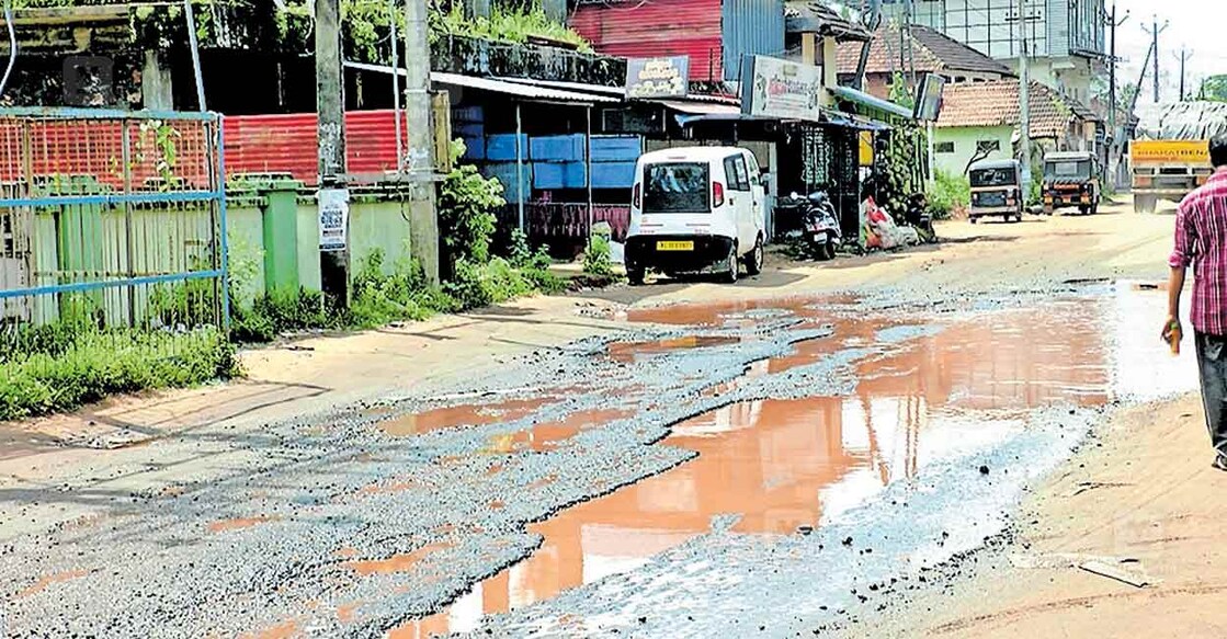 ponnani-road പൊന്നാനിയിലെ തകർന്നടിഞ്ഞ റോഡ്.
