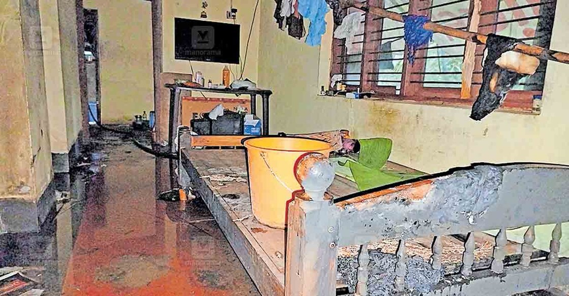 പുറങ്ങ് പുളിക്കക്കടവ് എറാട്ട് മണികണ്ഠന്റെ വീട്ടിലെ ഫർണിച്ചർ കത്തിനശിച്ച നിലയിൽ.