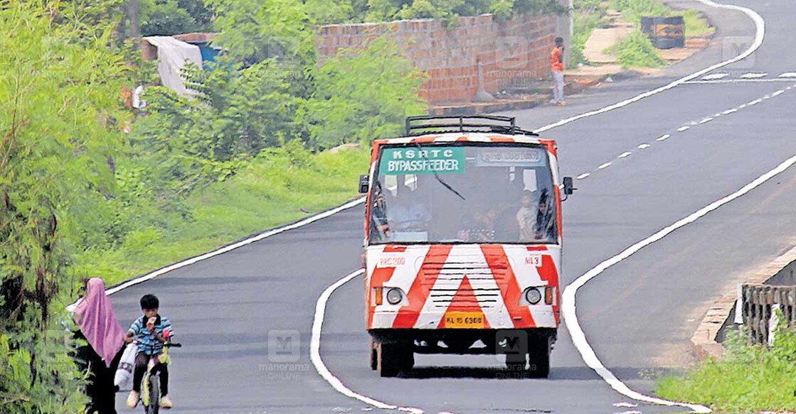 തീരദേശ റോഡിലൂടെ പൊന്നാനി – പരപ്പനങ്ങാടി സർവീസ് നടത്തുന്ന കെഎസ്ആർടിസി ബസ്. 