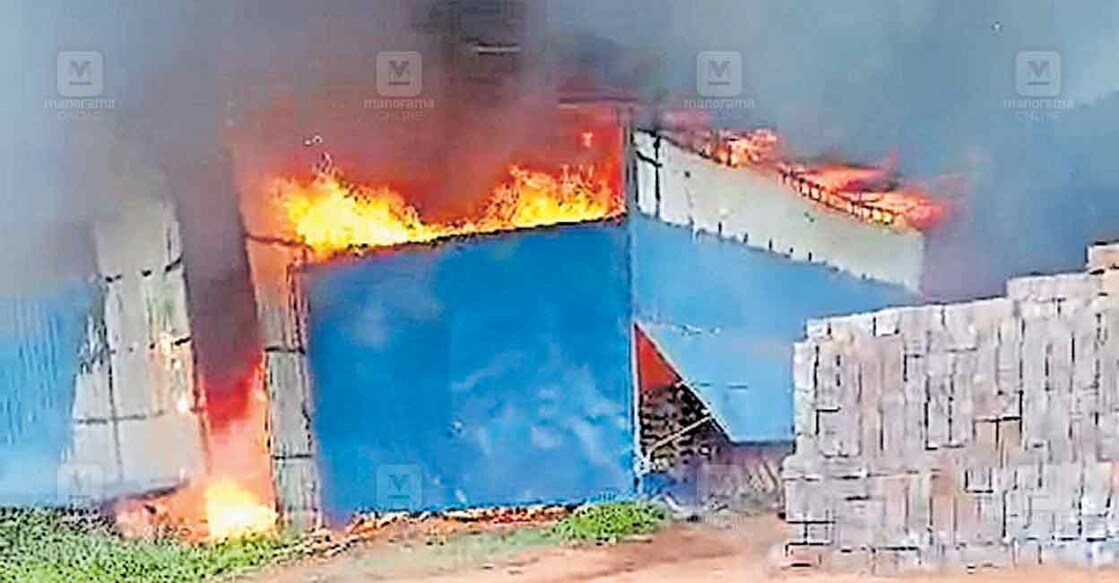 മുതുകുർശിയിലെ സ്വകാര്യ സ്‌റ്റീൽ–മര ഉൽപന്ന നിർമാണ കേന്ദ്രത്തിലുണ്ടായ തീപിടിത്തം. 
