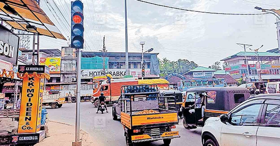 തിരൂർ താഴേപ്പാലത്ത് ഓറഞ്ച് ലൈറ്റ് മിന്നുന്ന ട്രാഫിക് സിഗ്നൽ. ഇവിടെയുണ്ടാകുന്ന ഗതാഗതക്കുരുക്കും കാണാം.  
