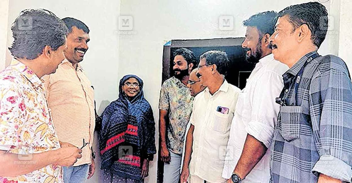 വീട്ടിൽ വൈദ്യുതി എത്തിയതിന്റെ സന്തോഷത്തിൽ സുലൈഖയും ജനപ്രതിനിധികളും  