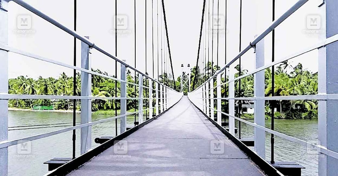 malappuram-hanging-bridge ഉദ്ഘാടനത്തിനൊരുങ്ങിയ പൊന്നാനി പുളിക്കക്കടവ് തൂക്കുപാലം.