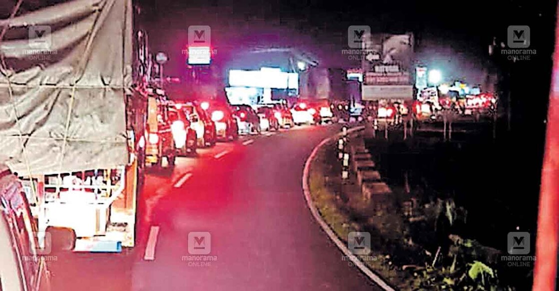 malappuram-traffic-jam-in-nadukani-ghat-road നാടുകാണിച്ചുരത്തിൽ ലോറി റോഡിലെ കുഴിയിൽ വീണതിനെത്തുടർന്നുണ്ടായ ഗതാഗതക്കുരുക്കിൽപെട്ട വാഹനങ്ങളുടെ നിര.