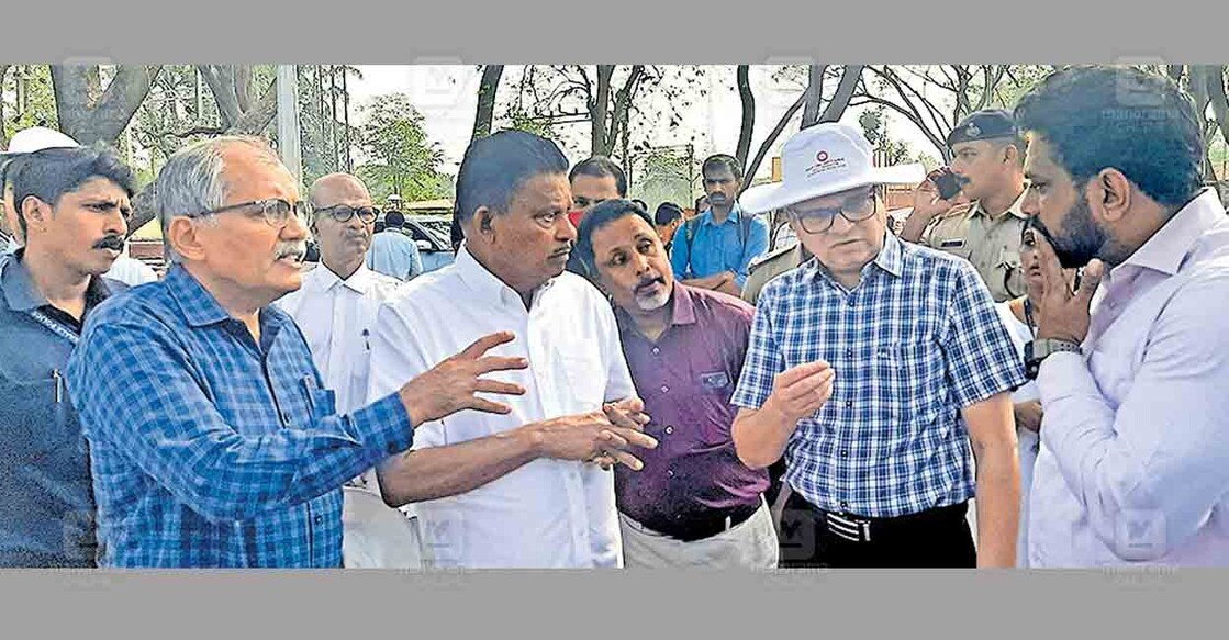 നിലമ്പൂർ റെയിൽവേ സ്റ്റേഷൻ സന്ദർശിച്ച പാലക്കാട് ഡിആർഎം അരുൺകുമാർ ചതുർവേദി പി.വി.അബ്ദുൽ വഹാബ് എംപിയുമായി ചർച്ച നടത്തുന്നു. എഡിആർഎം എസ്.ജയകൃഷ്ണൻ, എസ്ഡിസിഎം അരുൺ തോമസ് കളത്തിങ്ങൽ, ഡോ.ബിജു നൈനാൻ എന്നിവർ സമീപം.  
