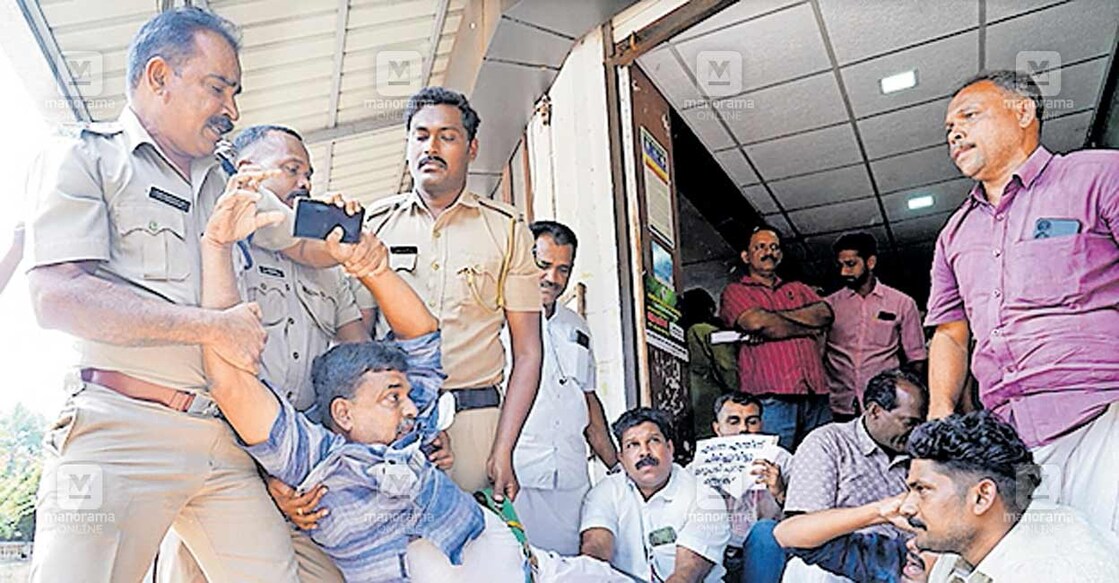അങ്ങാടിപ്പുറം പഞ്ചായത്ത് ഓഫിസിനു മുന്നിൽ താൽക്കാലിക ജീവനക്കാരനെ പിരിച്ചുവിട്ട നടപടിക്കെതിരെ ഉപരോധസമരം നടത്തിയ ജില്ലാ കോൺഗ്രസ് നിർവാഹകസമിതി അംഗം കെ.എസ്.അനീഷിനെ അറസ്റ്റ് ചെയ്ത് നീക്കാനുള്ള പൊലീസിന്റെ ശ്രമം.  
