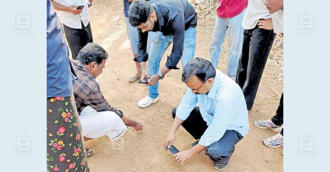 പട്ടിക്കാട് റെയിൽവേ സ്‌റ്റേഷൻ പരിസരത്ത്  കരുവാരക്കുണ്ട് ഫോറസ്‌റ്റ് ഡപ്യൂട്ടി റേഞ്ച് ഓഫിസർ സജീവനും സംഘവും സ്ഥലത്ത് പുലിയുടേതെന്ന് കരുതുന്ന ചവിട്ടുപാടുകൾ പരിശോധിക്കുന്നു. 