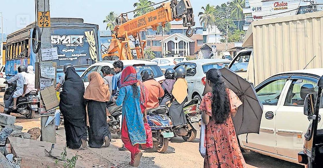 thenhipalam-mala-mathappuzha-traffic-congestion മേലേ ചേളാരിയിൽ മാതാപ്പുഴ മരാമത്ത് റോഡ് ജംക്ഷനിലെ സർവീസ് റോഡിലും മരാമത്ത് റോഡിലും ഉണ്ടായ ഗതാഗതക്കുരുക്ക്.