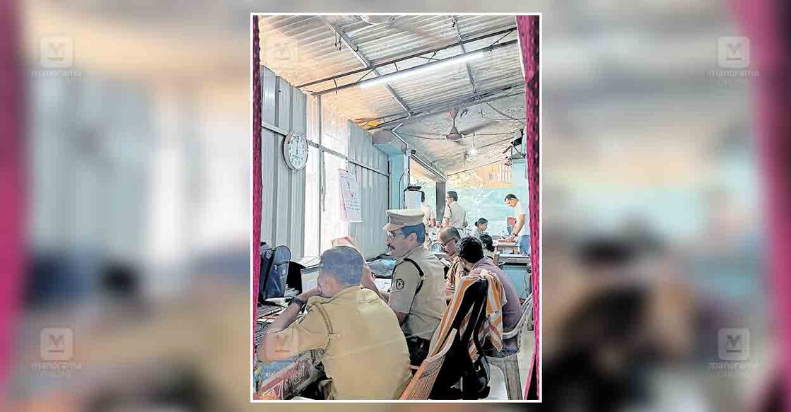 കരിപ്പൂർ സ്റ്റേഷനിൽ അലുമിനിയം ഷീറ്റ് മേഞ്ഞ ഷെഡിൽ ജോലി ചെയ്യുന്ന പൊലീസ് ഉദ്യോഗസ്ഥർ.  