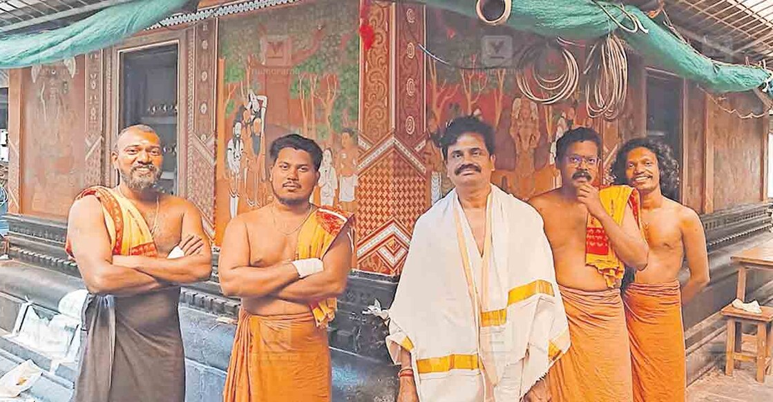 അങ്ങാടിപ്പുറം തിരുമാന്ധാംകുന്ന് ഭഗവതി ക്ഷേത്രത്തിന്റെ ശ്രീകോവിലിൽ ചുമർചിത്രങ്ങൾ ഒരുക്കിയവർ. ഗുരുവായൂർ ദേവസ്വം ചുമർചിത്ര പഠനകേന്ദ്രം പ്രിൻസിപ്പൽ എം.നളിൻബാബു മധ്യത്തിൽ. സൂരജ് രാജൻ, മോനിഷ് താഴത്തയിൽ, വി.എസ്.നിതിൻ, ശ്രീജിത്ത് സുഭാഷ് എന്നിവർ സമീപം.