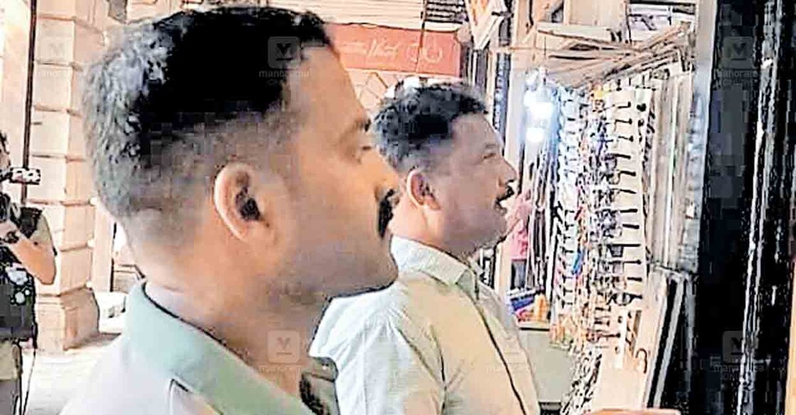 താനൂർ പൊലീസ് മുംബൈയിൽ അന്വേഷണത്തിന് എത്തിയപ്പോൾ.   