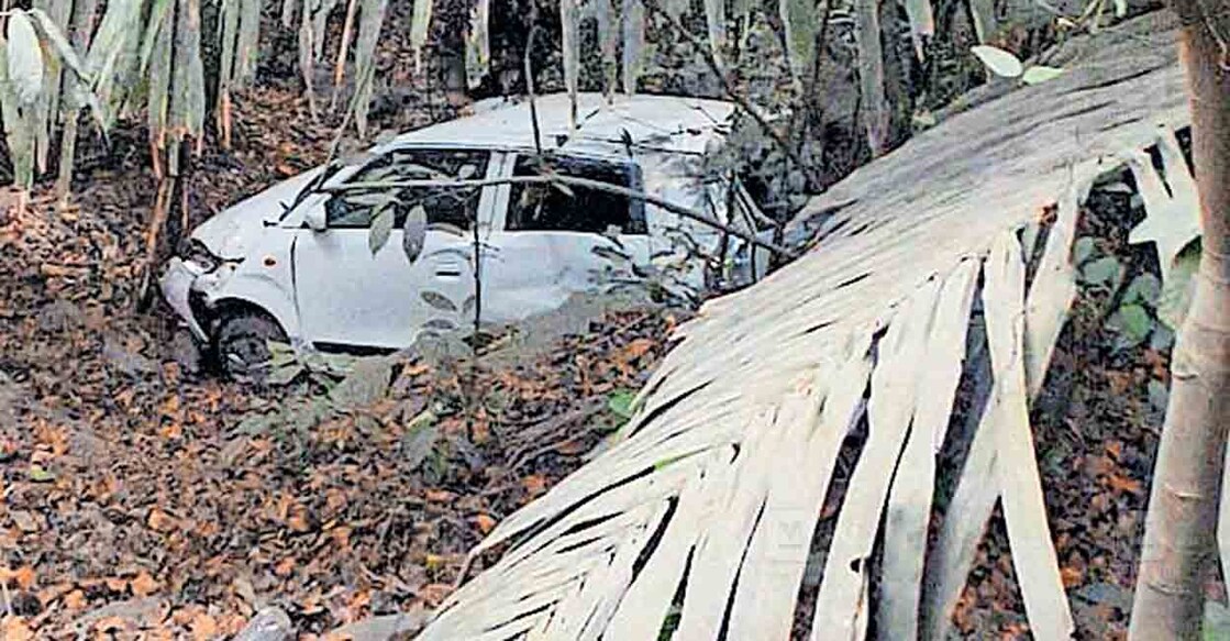 
നാടുകാണി ചുരത്തിൽ തമിഴ്നാടിന്റെ ഭാഗത്ത് ചെറിയ കല്ലളയ്ക്കു സമീപം കാർ കൊക്കയിലേക്ക് മറിഞ്ഞ നിലയിൽ.  