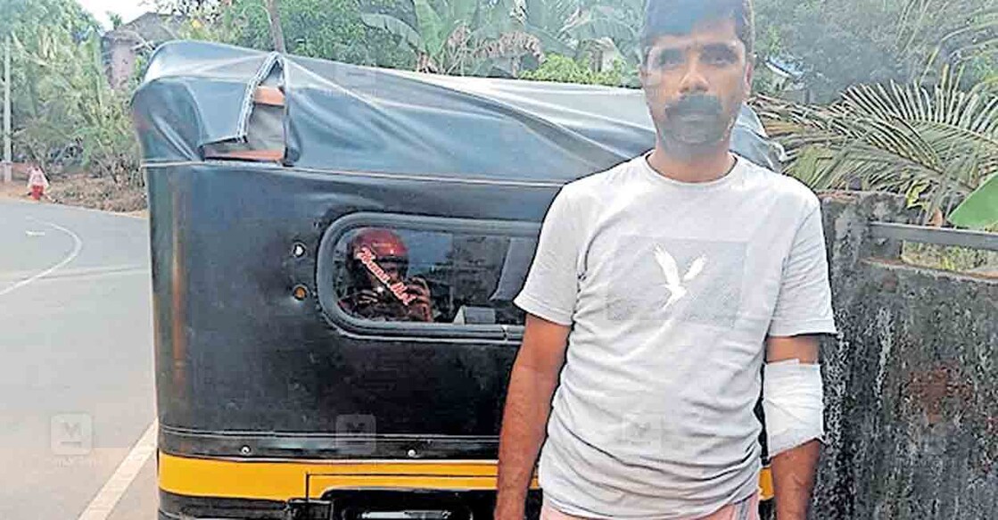 

കാട്ടുപന്നിയിടിച്ച് ഓട്ടോ മറിഞ്ഞ് പരുക്കേറ്റ ഡ്രൈവർ ആദൻ. ഓട്ടോറിക്ഷയ്ക്ക് കേടുപാട് സംഭവിച്ചതും കാണാം.  
