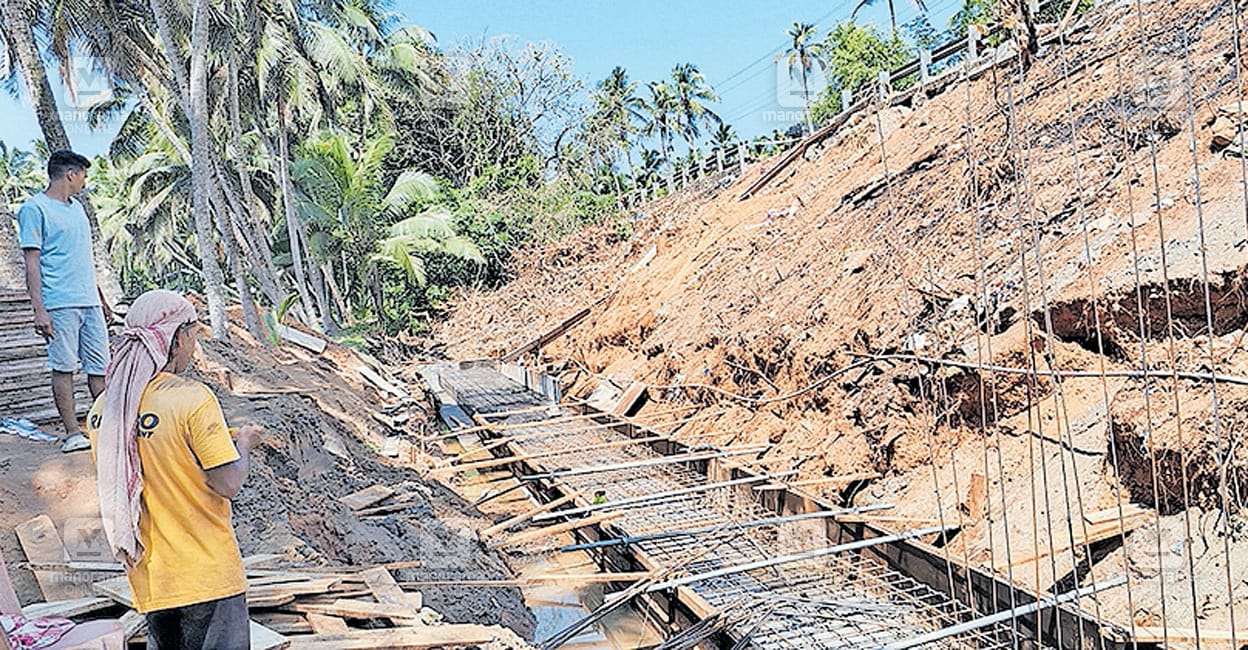 പാലപ്പെട്ടി കുണ്ടുച്ചിറ പാലത്തിന്റെ അപ്രോച്ച് റോഡ് ബലപ്പെടുത്തുന്നു ...