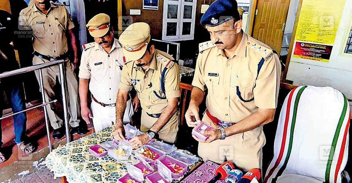 മലപ്പുറം കാട്ടുങ്ങലി‍ൽ തട്ടിക്കൊണ്ടുപോയ സ്വർണാഭരണങ്ങൾ കണ്ടെത്തിയ ശേഷം പൊലീസ് മഞ്ചേരി സ്റ്റേഷനിലെത്തിച്ചു പരിശോധിക്കുന്നു.  

