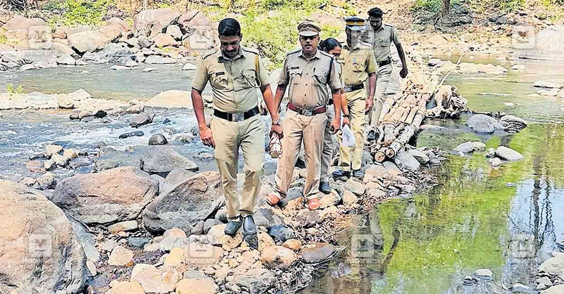 പുഞ്ചക്കൊല്ലി ആദിവാസി ഊരിൽ ലഹരിക്കെതിരെയുള്ള ബോധവൽക്കരണ പരിപാടിയിൽ പങ്കെടുക്കാൻ പുന്നപ്പുഴയിലെ താൽക്കാലിക നടപ്പാതയിലൂടെ വരുന്ന പൊലീസുകാർ. സബ് ഇൻസ്പെക്ടർ അബ്ദുൽ ഹാഫിസ് ഫിർസാദ് ഉദ്ഘാടനം ചെയ്തു. പൊലീസുകാരായ സൂര്യകുമാർ, ഇ.ജി.പ്രദീപ്, അലക്സ് കൈപ്പിനി, ഗീത, സിവിൽ എക്സൈസ് ഓഫിസർ രാജേഷ്, ഐടിഡിപി പ്രമോട്ടർ അശ്വതി എന്നിവർ ക്ലാസിനു നേതൃത്വം നൽകി.